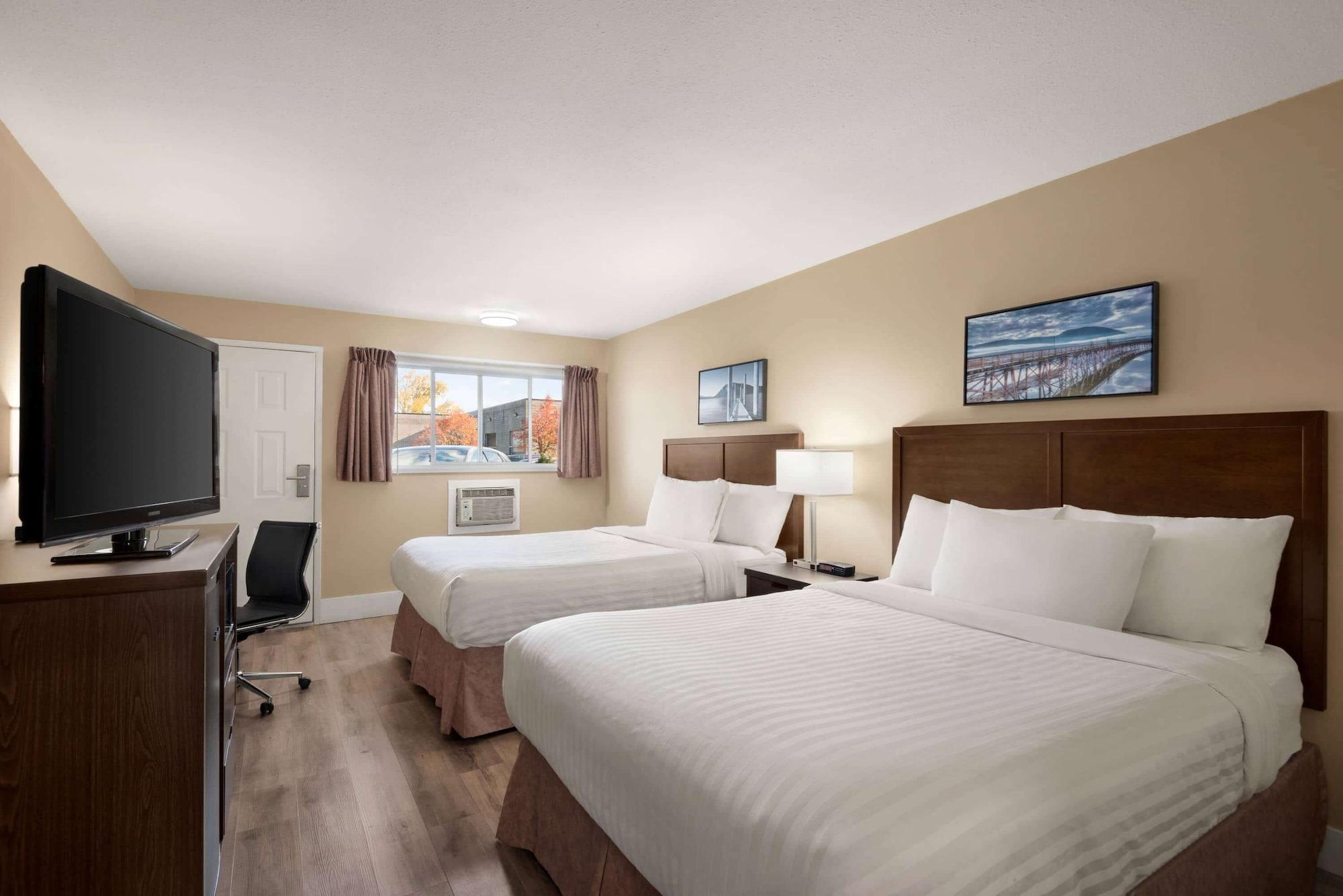 Travelodge By Wyndham Salmon Arm Bc Экстерьер фото