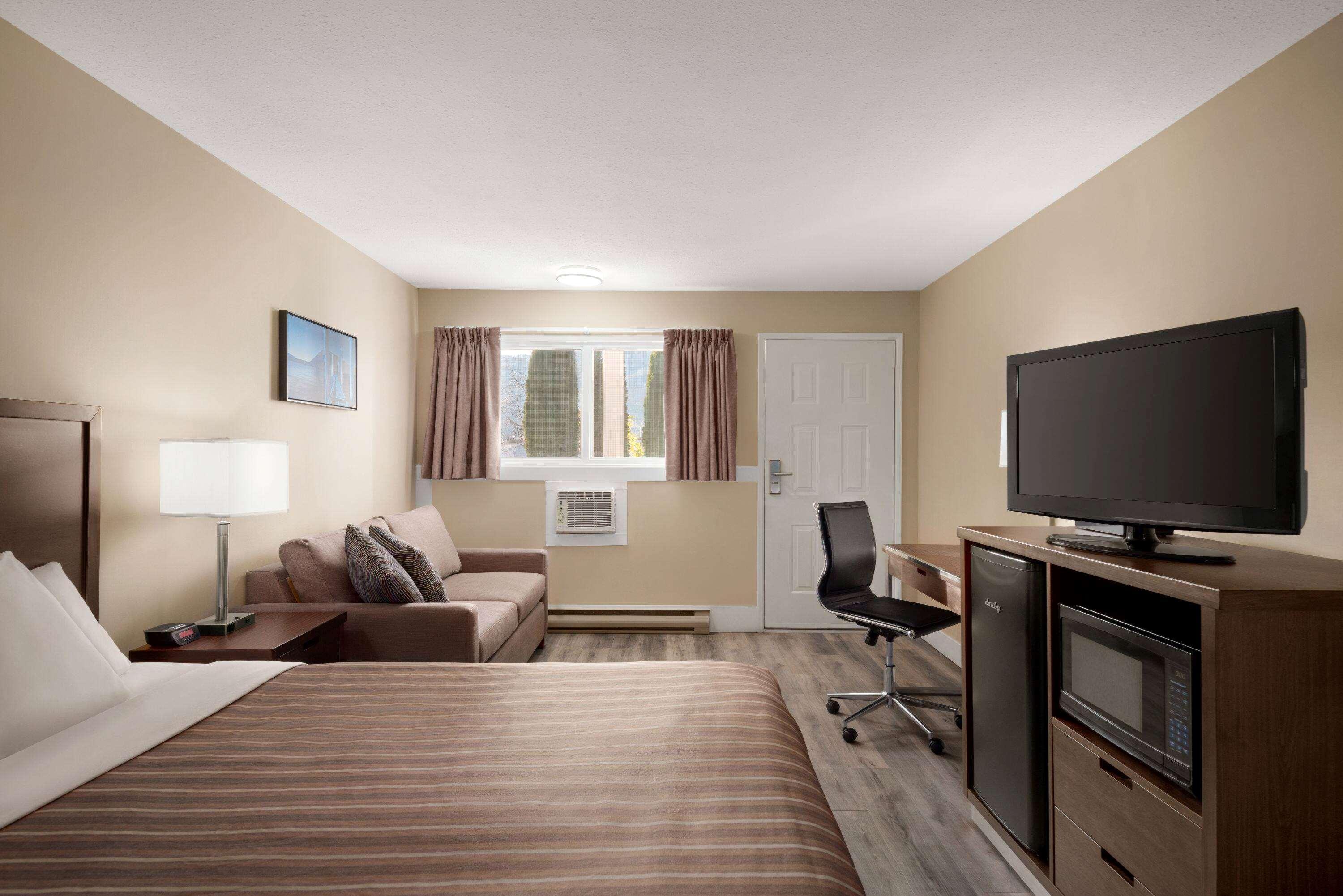 Travelodge By Wyndham Salmon Arm Bc Экстерьер фото