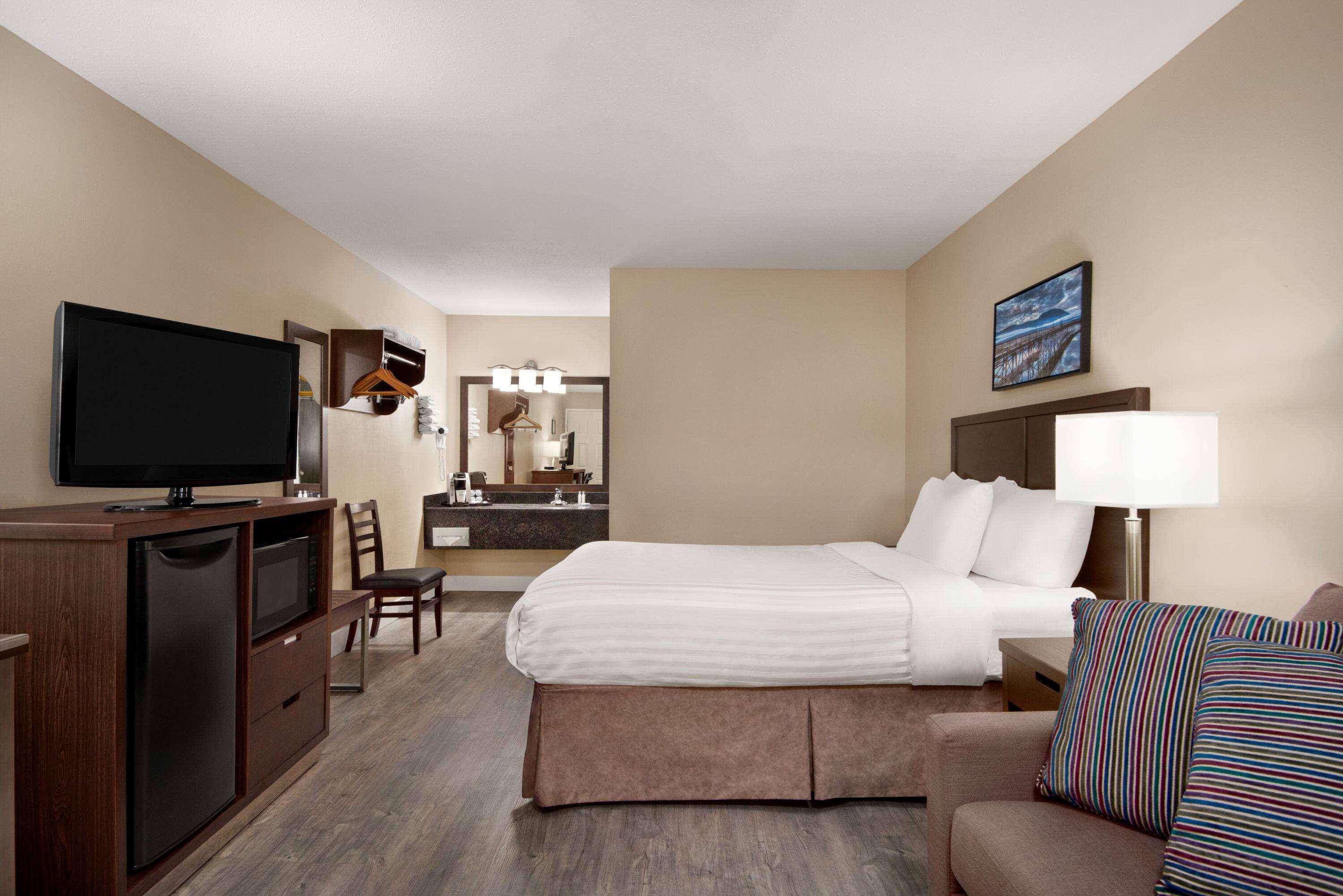 Travelodge By Wyndham Salmon Arm Bc Экстерьер фото