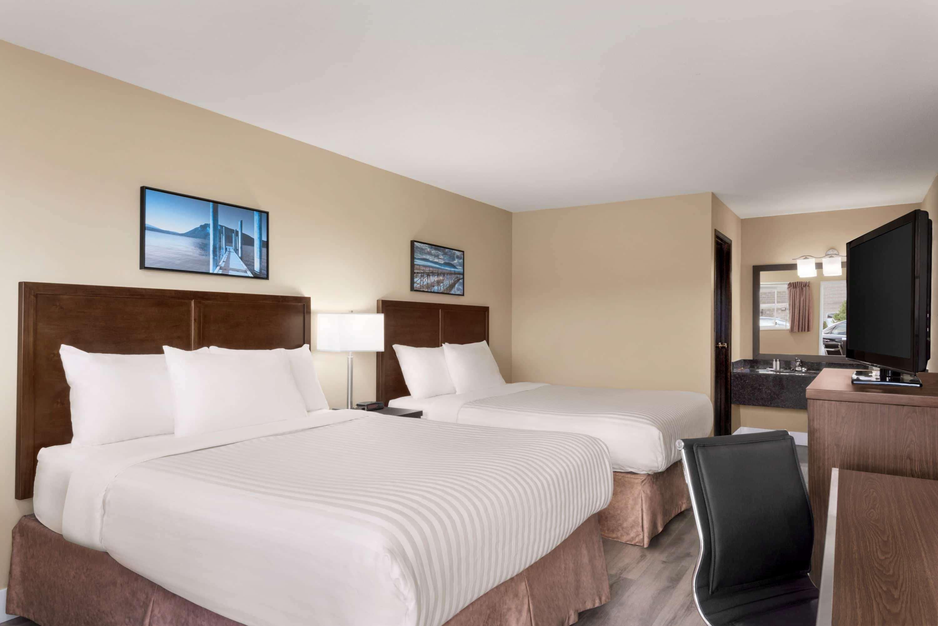 Travelodge By Wyndham Salmon Arm Bc Экстерьер фото