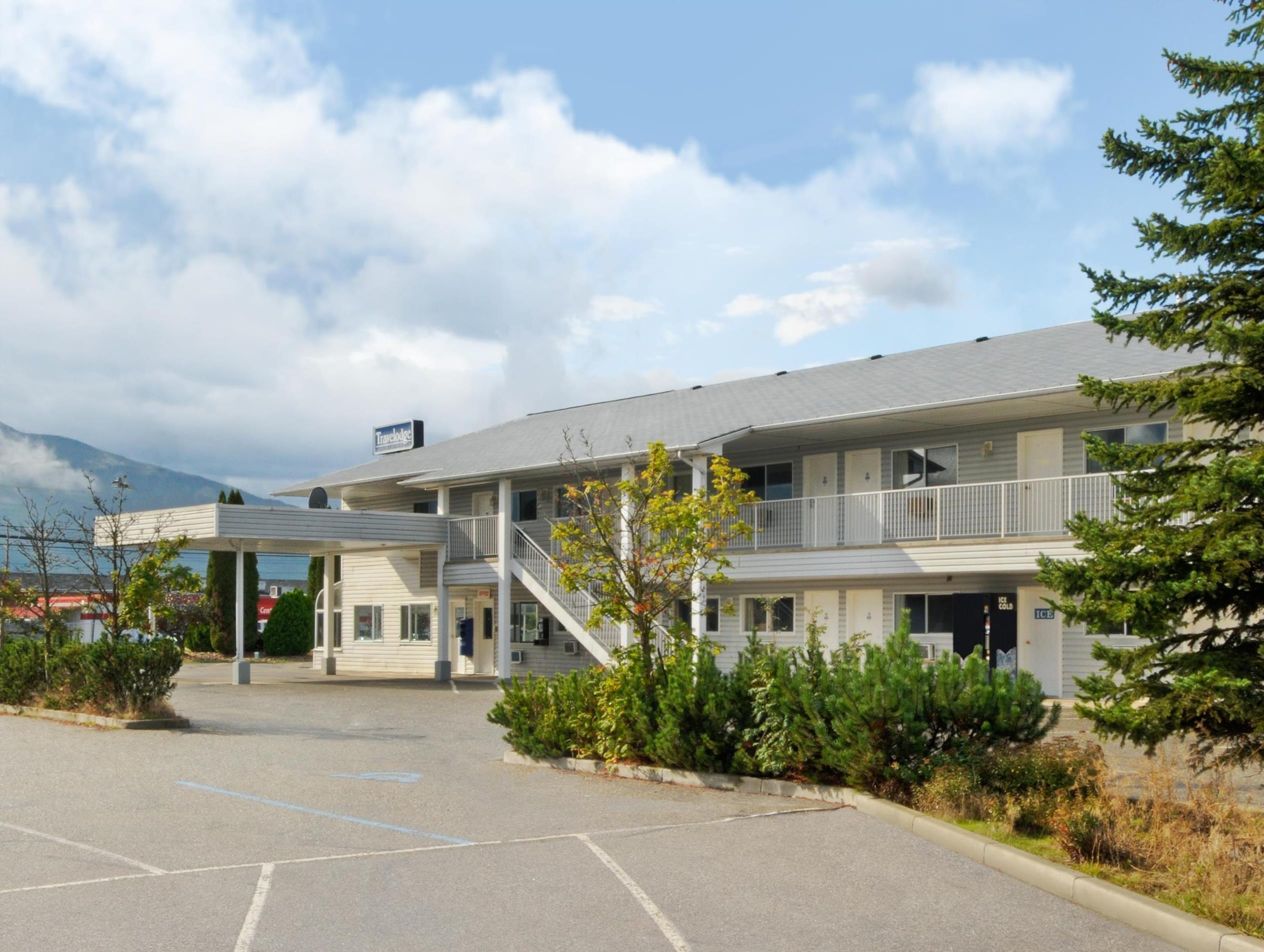 Travelodge By Wyndham Salmon Arm Bc Экстерьер фото