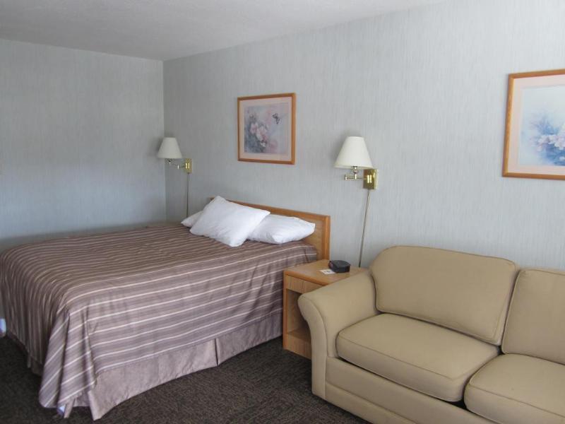 Travelodge By Wyndham Salmon Arm Bc Экстерьер фото