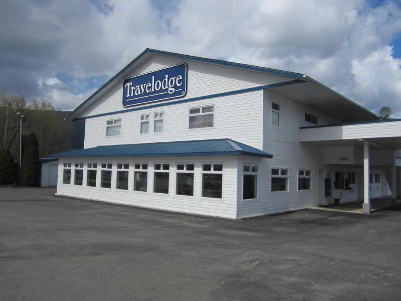 Travelodge By Wyndham Salmon Arm Bc Экстерьер фото